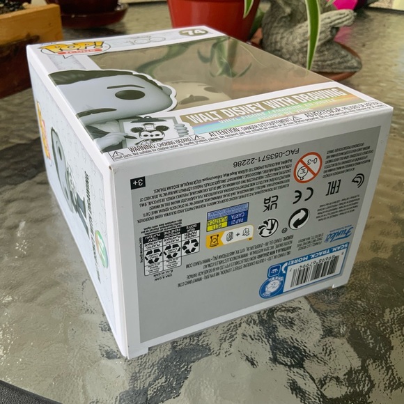 Funko Pop! “Disney 100 WALT DISNEY with DRAWING” NWT/black & white! - Picture 6 of 7